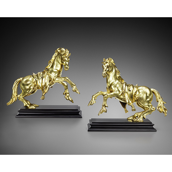 Une paire de sculptures aux chevaux couchés