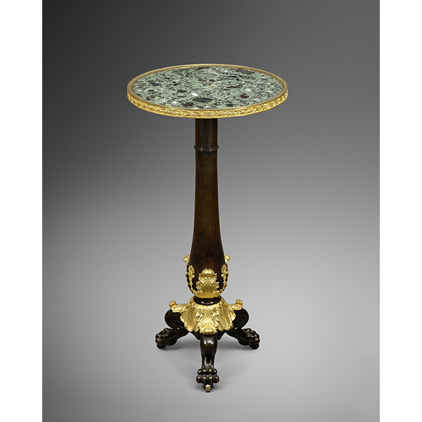 Un petit guéridon en bronze