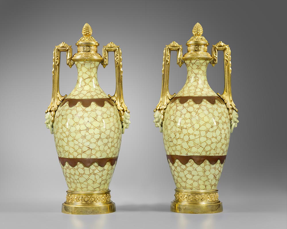 Une-paire-de-vases-couverts-en-porcelaine-de-Chine-monté-en-bronze-ciselé-et-doré-S-