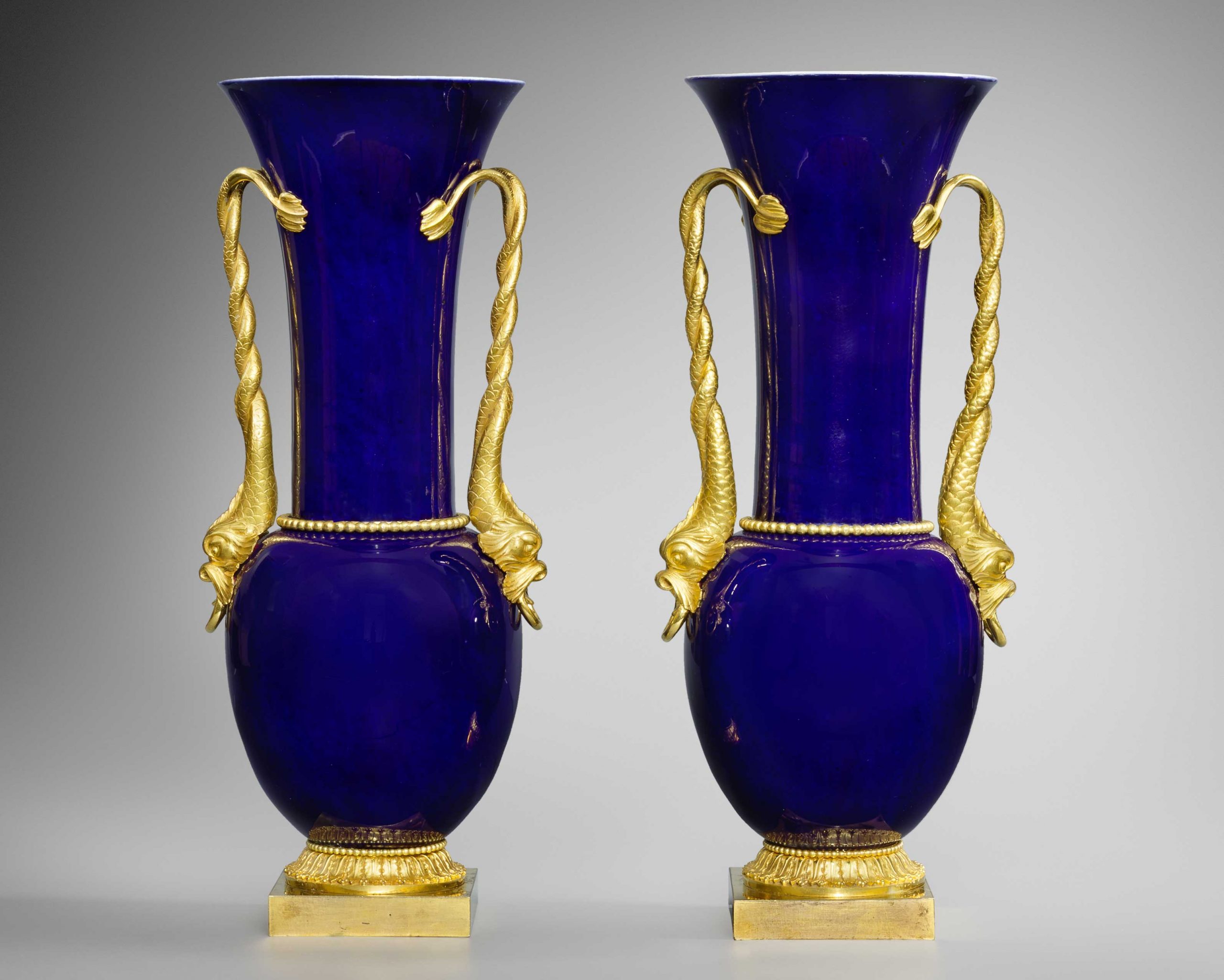 PAIRE-DE-VASES-SEVRES-AUX-DAUPHINS-LXVI-slide