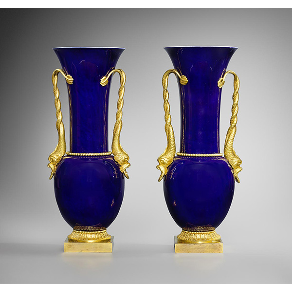 Une paire de « vases Cornet à monter »