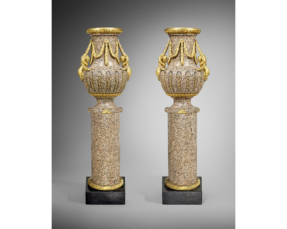 Une-paire-de-vases-monumentaux-en-granit-rose-slide