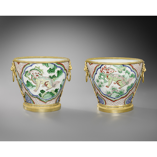 A pair of Chinese porcelain cache-pots