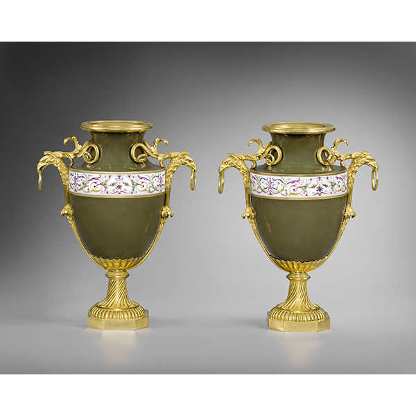 Une paire de « vases à monter » de la manufacture Royale de Sèvres