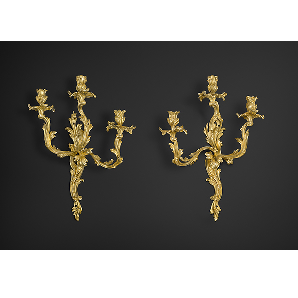 Une paire de grandes appliques à trois lumières