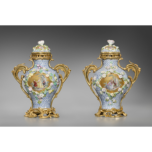 Une paire de vases couverts en porcelaine de Meissen