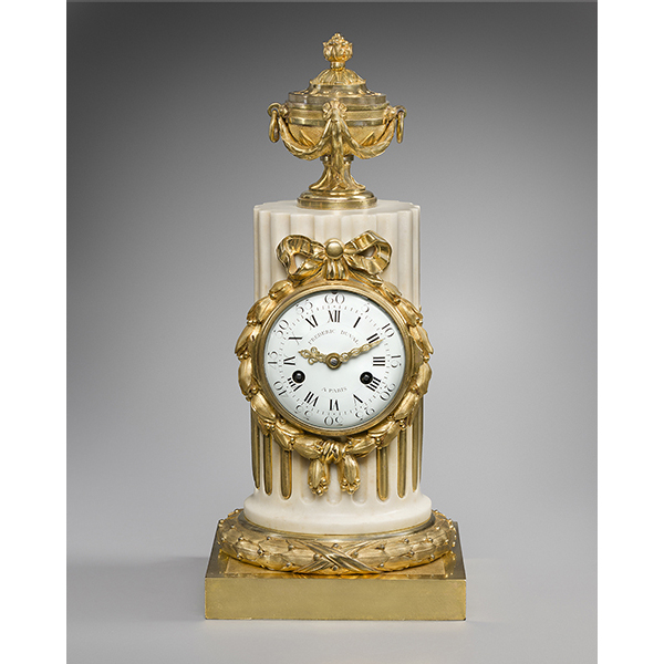 Une pendule en forme de colonne tronquée, en bronze ciselé, doré et marbre blanc