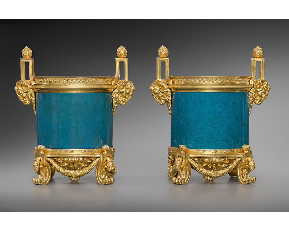 Une-paire-de-cache-pots-en-porcelaine-de-Chine-montés-en-bronze-doré-S