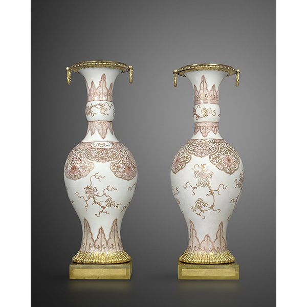 Une paire de très grands vases en porcelaine de Chine corail et or