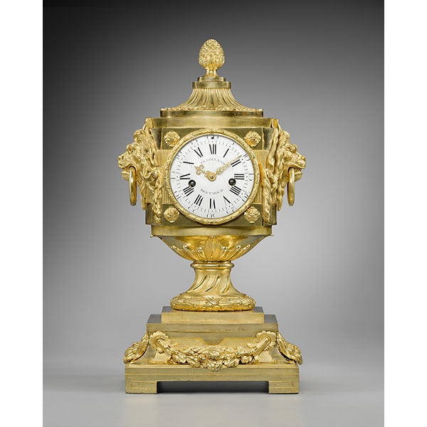 Une pendule de cartonnier en bronze ciselé et doré, signée Osmond