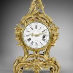 Une pendule rocaille en bronze ciselé, doré