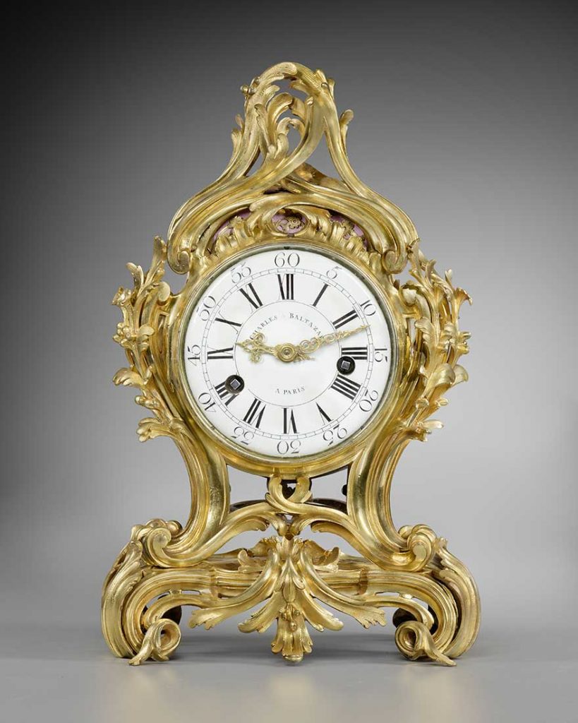 Une pendule rocaille en bronze ciselé, doré