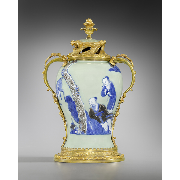 Un vase formant pot-pourri en porcelaine de Chine céladon fleuri